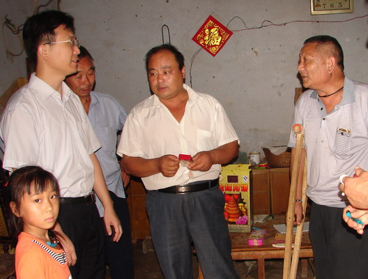 钟称生刘勇到包驻村联建村走访