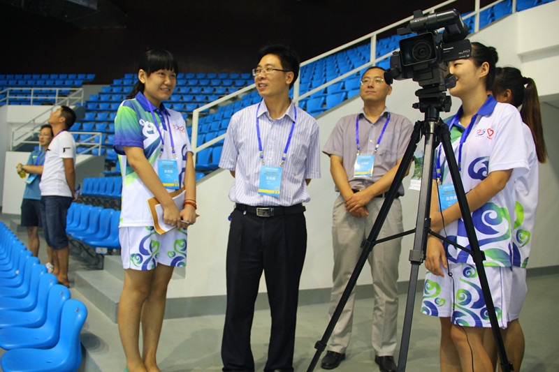 团市委书记钟称生慰问省运会志愿者